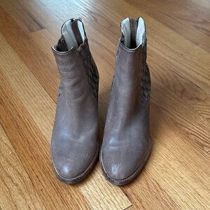 Aquatalia Women's Brown Ankle Boots size 6